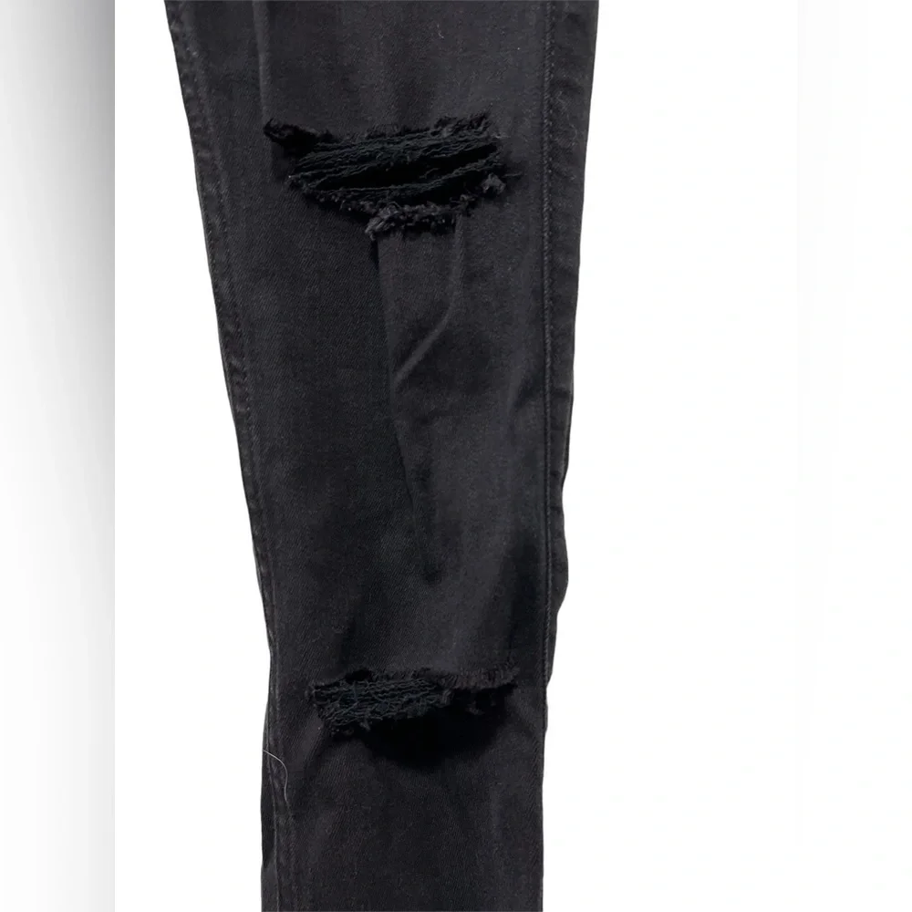 Hollister Jeans New With Tags! shredded parts of legs with close up size 24x26 - Picture 3 of 3